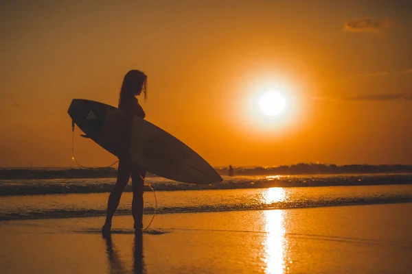 Surfista Mulher Com Prancha Água Mar — Fotografia de Stock