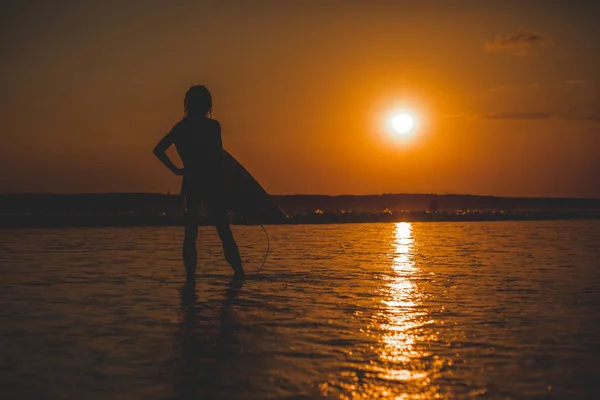 海でサーフボードに立っている女性の完全な長さ — ストック写真