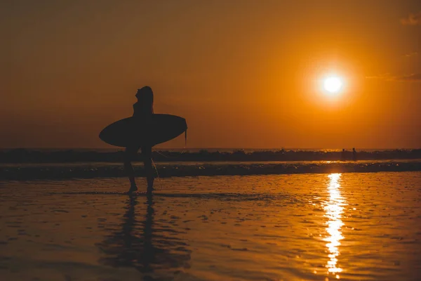 Surfer Vrouw Silhouet Met Surfboard Zee Zonsondergang Weerspiegeling Water — Stockfoto