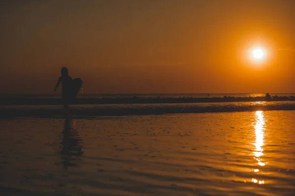 Aktivní Surfař Žena Silueta Surf Moři Slunce Odraz Vodě — Stock fotografie