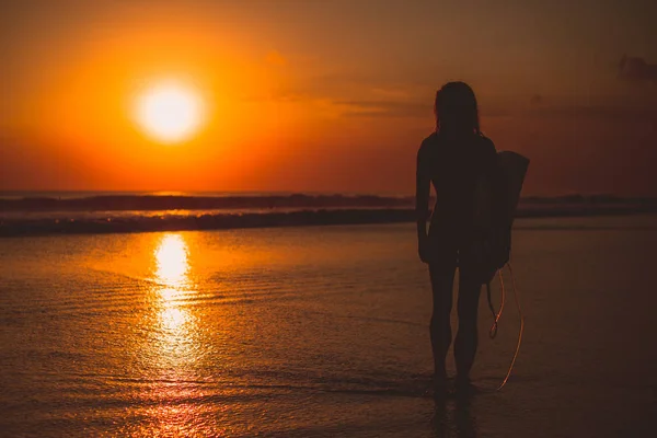 海でサーフボードを持つサーファー女性 — ストック写真