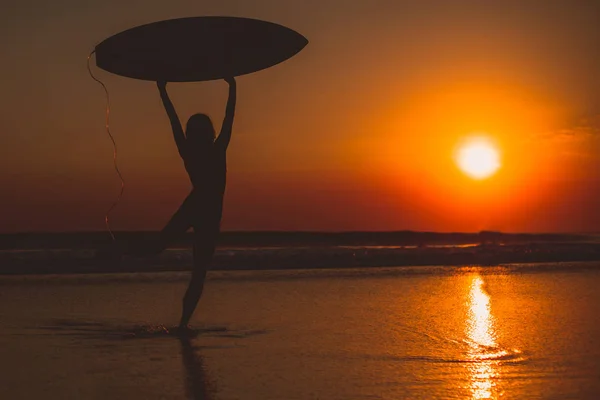 Surfař Žena Surf Nad Hlavu Mořské Vody Západ Slunce Nebi — Stock fotografie