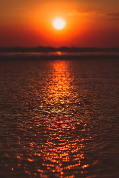 美丽的红色橙色日落天空与太阳和反射在水中 — 图库照片