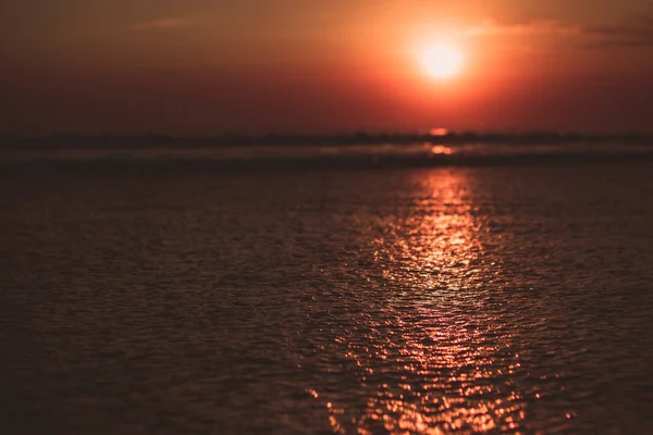 夕阳下的天空与水中的倒影 — 图库照片