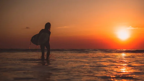 Surfař Žena Chůzi Surf Mořské Vodě Užívat Slunce Oranžové Slunce — Stock fotografie