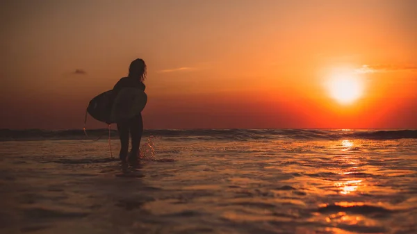 Surfař Žena Chůzi Surf Mořské Vodě Západ Slunce Dovolená — Stock fotografie