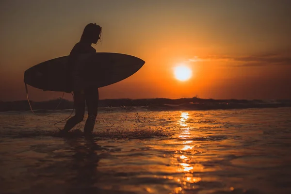 Volledige Lengte Van Surfer Vrouw Silhouet Met Surfboard Zeewater Wandelen — Stockfoto