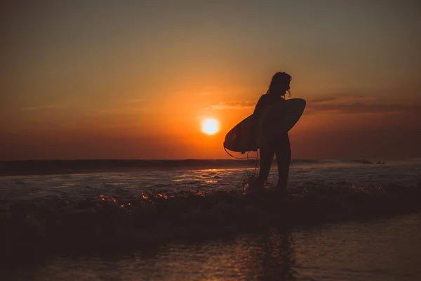 Серфер Женщина Доской Серфинга Океанской Воде Наслаждаясь Закатом — стоковое фото