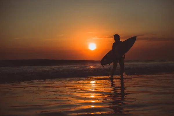 Surfer Vrouw Lopen Met Surfboard Zeewater Genieten Van Zonsondergang Oranje — Stockfoto