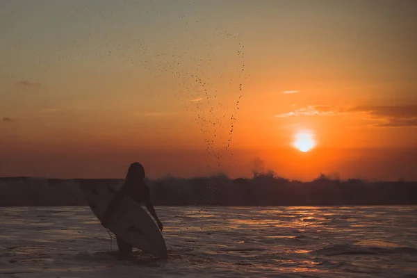 Silueta Mujer Surfista Con Tabla Surf Mar Reflejo Puesta Del — Foto de Stock