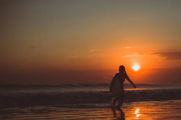 夕暮れ時のサーフボードと女性のシルエット — ストック写真