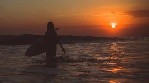 Surfista Mujer Con Tabla Surf Agua Mar Disfrutando Puesta Del — Foto de Stock