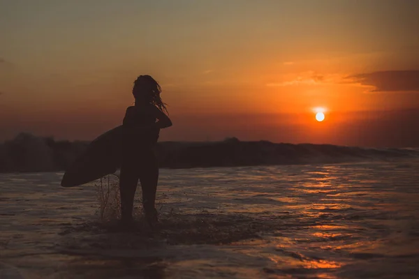Серфингистка Доской Серфинга Морской Воде Наслаждается Закатом — стоковое фото