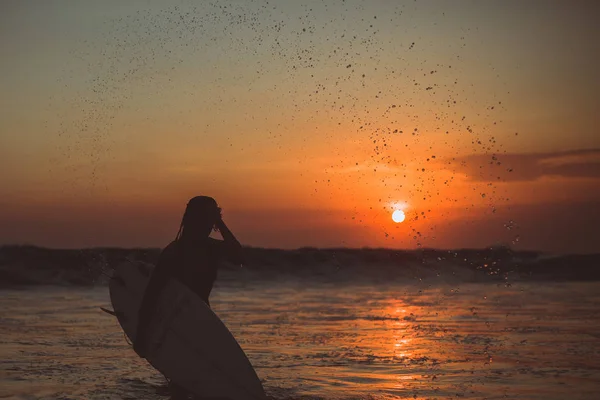 Surfer Woman Silhouette Surfboard Sea Sunset Reflection Water Splashes Water — Stock Photo, Image