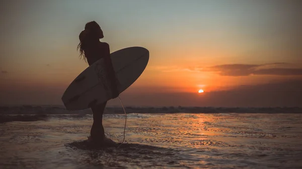 Back View Woman Silhouette Holding Surfboard Sea Water Sunset — Stock Photo, Image