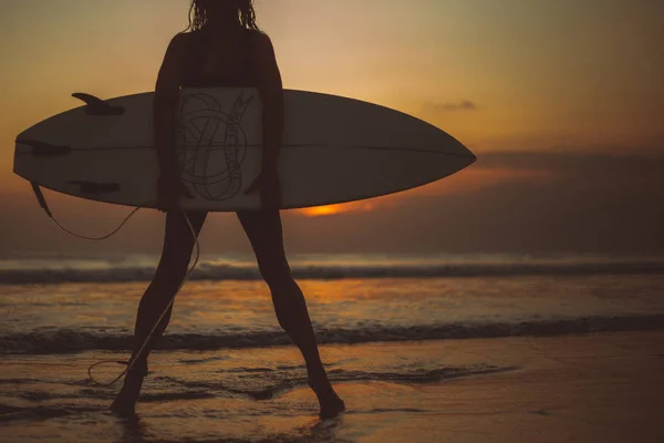 Oříznutý Obraz Ženy Držící Surfovací Prkno Mořské Vodě Kochat Výhledem — Stock fotografie