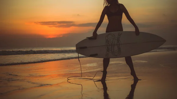Deniz Suyundaki Surfboard Holding Gün Batımı Manzarayı Kadının Kırpılmış Görüntü — Stok fotoğraf