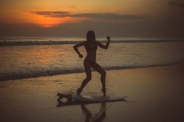 Starke Sportliche Frau Mit Surfbrett Meerwasser Bei Sonnenuntergang — Stockfoto