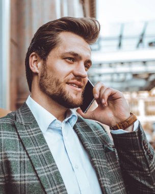 binasında duran cep telefonunda konuşan adam