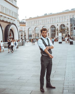 takım elbise yelek şehir sokak poz içinde şık yakışıklı beyaz adam