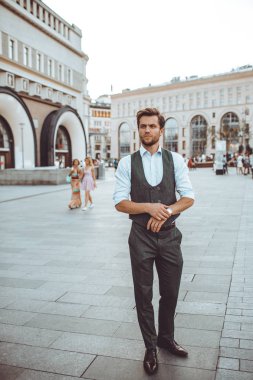 takım elbise yelek şehir sokak poz içinde şık yakışıklı beyaz adam