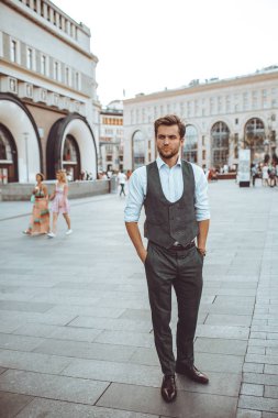 takım elbise yelek şehir sokak poz içinde şık yakışıklı beyaz adam