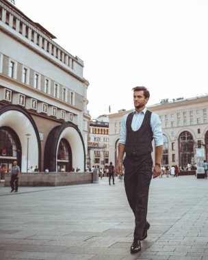 takım elbise yelek şehir sokak poz içinde şık yakışıklı beyaz adam
