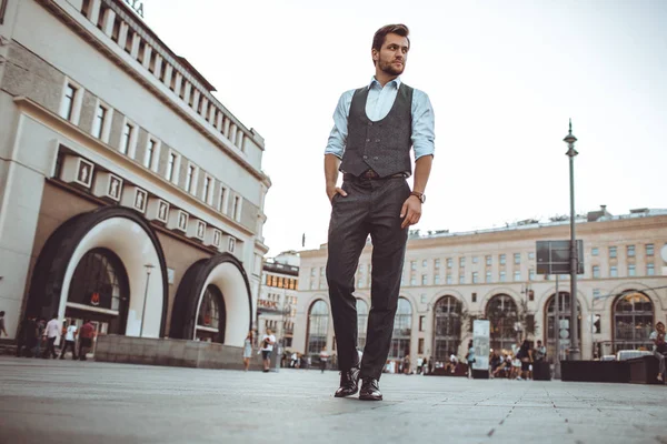 Pleine Longueur Élégant Bel Homme Caucasien Costume Gilet Marche Dans — Photo