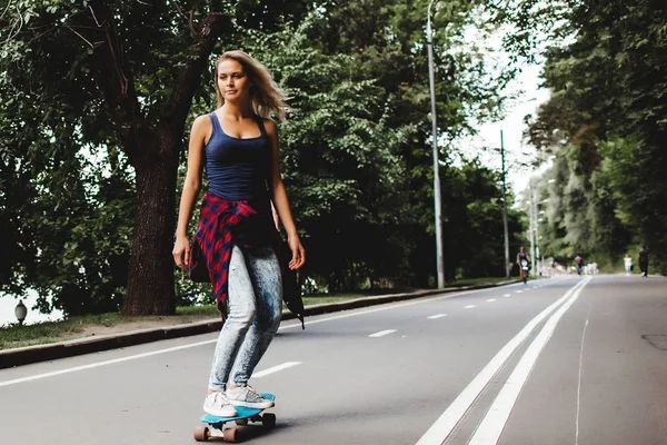 Rubia Adolescente Chica Cabalgando Monopatín Carretera —  Fotos de Stock