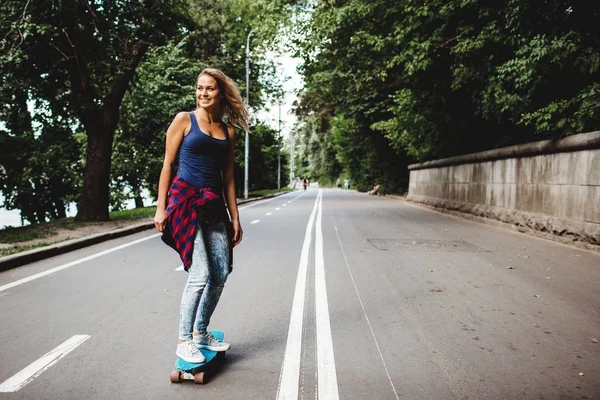 Rubia Adolescente Chica Cabalgando Monopatín Carretera —  Fotos de Stock