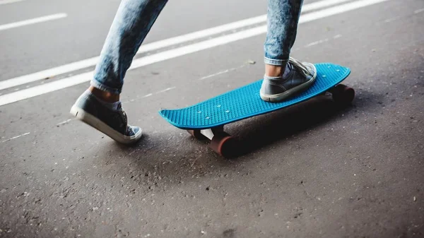 Oříznout Obrázek Nohy Dívka Koni Skateboard — Stock fotografie
