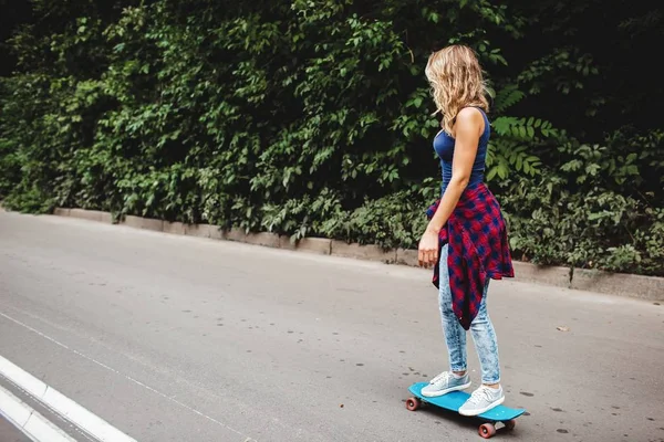 Mujer Rubia Elegante Monopatín Carretera —  Fotos de Stock