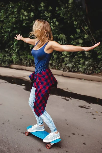 Mujer Rubia Elegante Monopatín Carretera —  Fotos de Stock