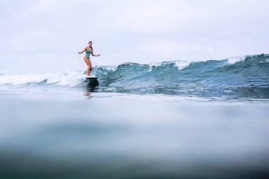 güzel sörfçü kız okyanus bali adasında bir gemide tesisi