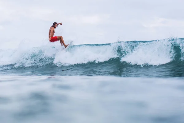 Surfista Montando Las Olas Bali Imagen Del Agua — Foto de Stock