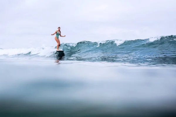 Bella Ragazza Surfista Cavalcando Una Tavola Nell Oceano Sull Isola — Foto Stock