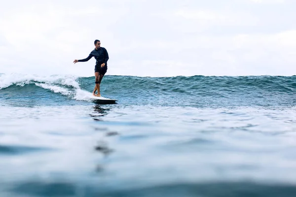 Surfista Cavalcando Onde Bali Immagine Dall Acqua — Foto Stock