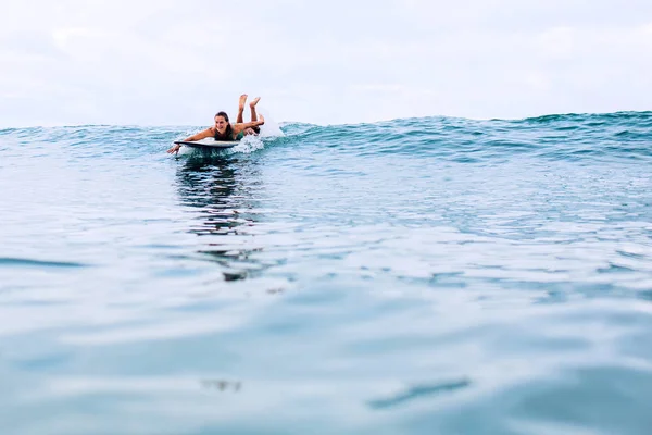 Hermosa Chica Surfista Nada Una Tabla Océano Índico Isla Bali — Foto de Stock