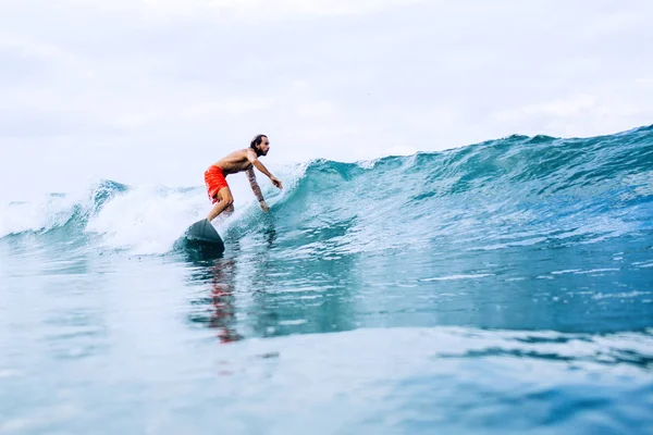 Surfista Cavalcando Onde Bali Immagine Dall Acqua — Foto Stock