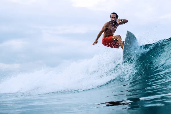 Surfista Cavalcando Onde Bali Immagine Dall Acqua — Foto Stock