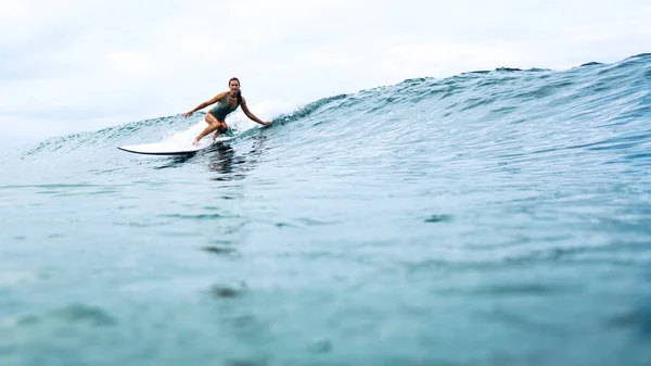 Bella Ragazza Surfista Cavalcando Una Tavola Nell Oceano Sull Isola — Foto Stock