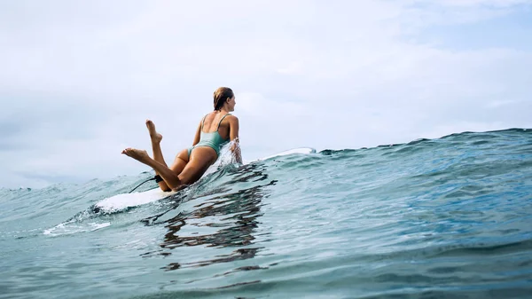 Bella Ragazza Surfista Nuota Una Tavola Nell Oceano Indiano Sull — Foto Stock