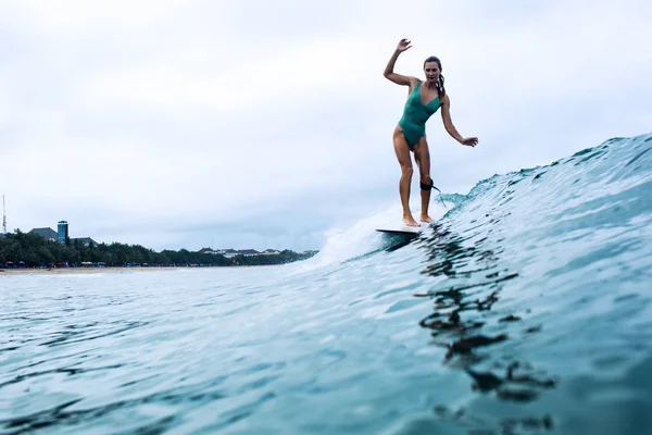 Bella Ragazza Surfista Cavalcando Una Tavola Nell Oceano Sull Isola — Foto Stock