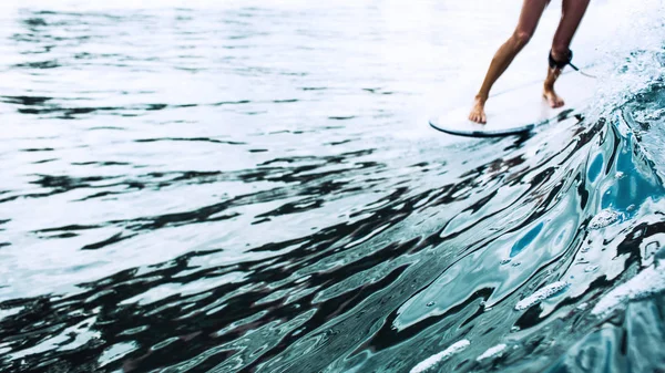Όμορφη Surfer Κορίτσι Ιππασία Ένα Πλοίο Στον Ωκεανό Στο Νησί — Φωτογραφία Αρχείου