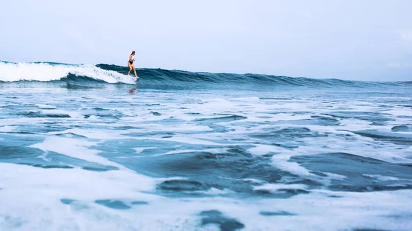 Hermosa Chica Surfista Cabalgando Una Tabla Océano Isla Bali — Foto de Stock