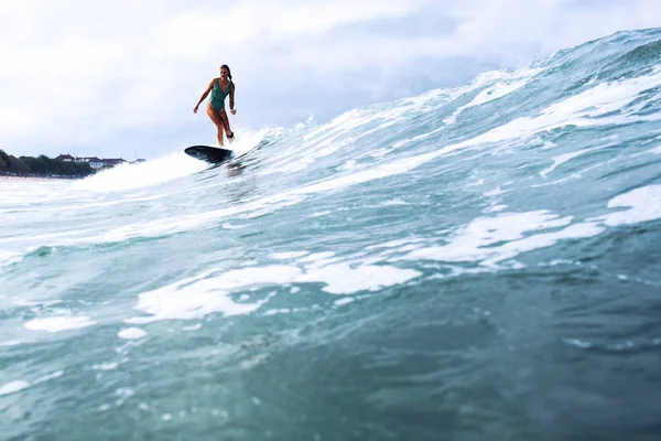 Surfer Piękna Dziewczyna Jazda Desce Oceanie Wyspie Bali — Zdjęcie stockowe