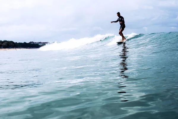 Surfista Cavalcando Onde Bali Immagine Dall Acqua — Foto Stock