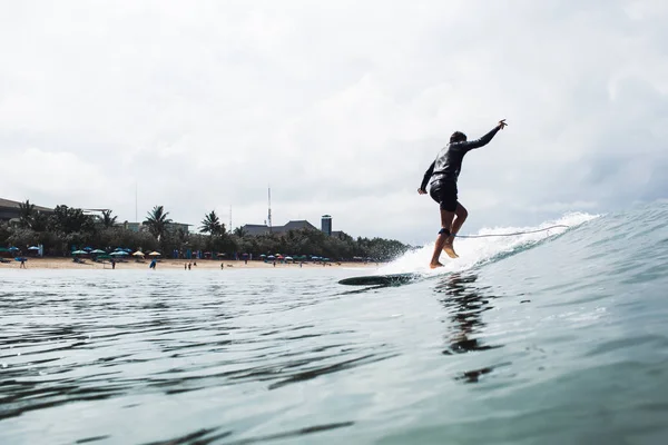 Surfista Cavalcando Onde Bali Immagine Dall Acqua — Foto Stock