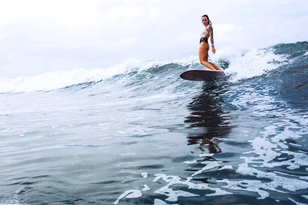 Bella Ragazza Surfista Cavalcando Una Tavola Nell Oceano Sull Isola — Foto Stock