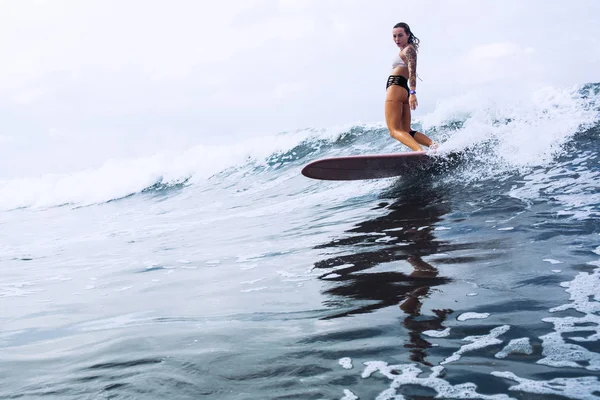 Bella Ragazza Surfista Cavalcando Una Tavola Nell Oceano Sull Isola — Foto Stock